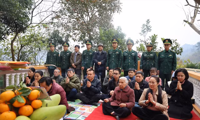 Tri ân những người lính Biên phòng đã hy sinh ở Hữu Nghị năm 1979. Ảnh: Duy Chiến