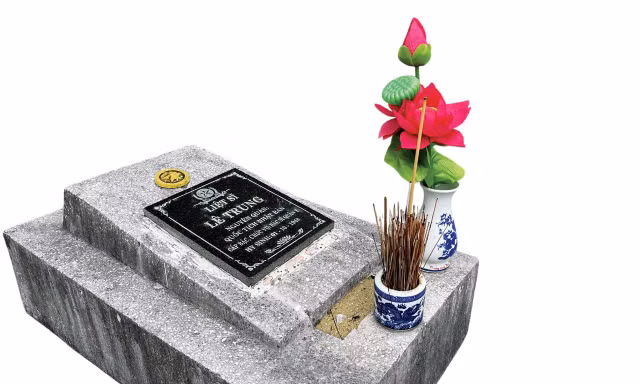 Phần mộ của liệt sỹ Lê Trung tại Nghĩa trang liệt sỹ Ba Dốc