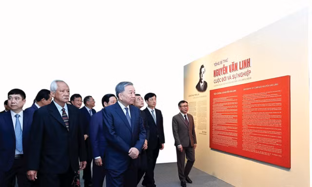 Tổng Bí thư Tô Lâm dự triển lãm “Tổng Bí thư Nguyễn Văn Linh - Cuộc đời và sự nghiệp” ngày 29/6 Ảnh: Nhandan.vn 