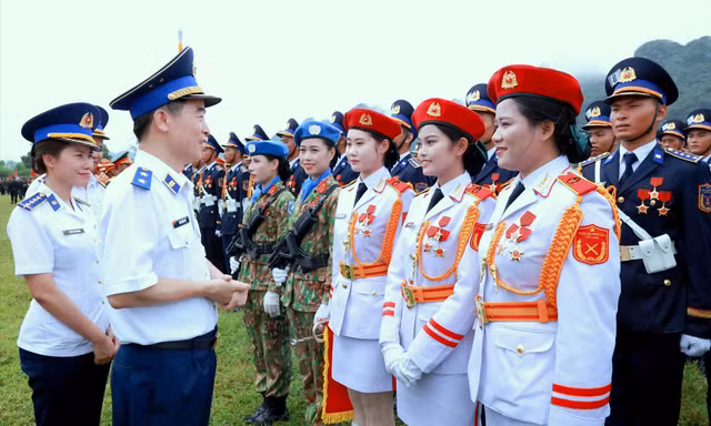 Lãnh đạo Bộ Tư lệnh Cảnh sát biển kiểm tra, động viên các nữ quân nhân trong lực lượng tham gia nhiệm vụ A80 