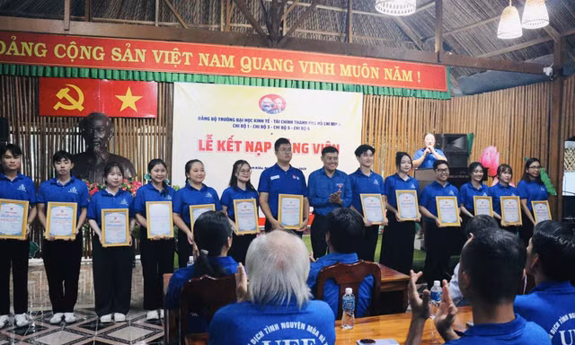 Tỉnh đoàn Đồng Tháp tặng quà cho 14 bạn sinh viên Trường Đại học Kinh tế - Tài chính TPHCM được kết nạp Đảng trong chiến dịch tình nguyện hè