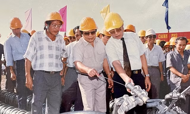 Thủ tướng Võ Văn Kiệt thị sát công trường thi công đường dây 500kV Bắc Nam mạch 1Ảnh: Tư liệu EVN 