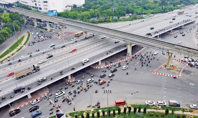 Thông xe cầu vượt thép nút giao Mai Dịch