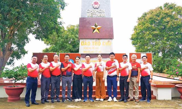 Đoàn công tác của báo Tiền Phong và Tổng công ty Điện lực miền Nam trước cột cờ chủ quyền trên đảo Thổ Chu