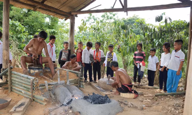 Các thợ rèn lớn tuổi dạy nghề cho các em nhỏ