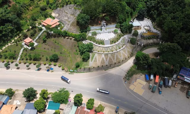 Tượng đài TNXP tại Ngã ba Cò Nòi