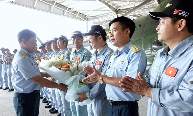 Chỉ huy Sư đoàn Không quân 371 và Trung đoàn 916 đón chào các đồng đội từ Trung đoàn 917 (Sư đoàn Không quân 370) tới hội quân tại sân bay Hòa Lạc. ẢNH: NGUYỄN MINH