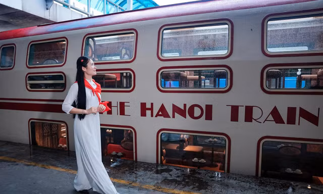 Đoàn tàu "Hà Nội 5 cửa ô" (The Hanoi Train) lấy cảm hứng hình ảnh của kinh thành Thăng Long xưa. Ảnh: Hoài Nam
