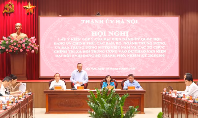 Thường trực Thành ủy Hà Nội chủ trì hội nghị lấy ý kiến góp ý vào dự thảo văn kiện trình Đại hội Đảng bộ thành phố Hà Nội lần thứ XVIII. Ảnh: Viết Thành
