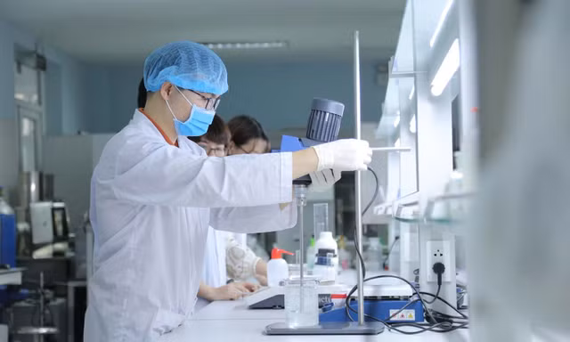 Sinh viên ÐH Quốc gia Hà Nội thực hành trong phòng thí nghiệm. Ảnh: Hoa Ban