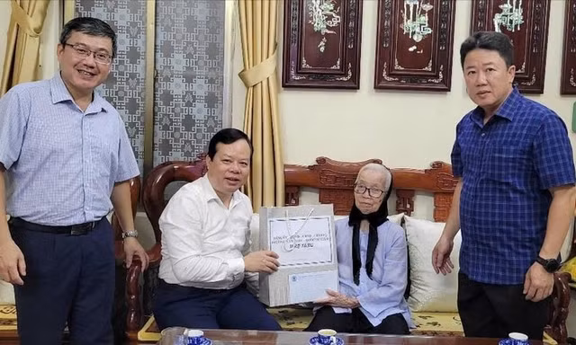 Lãnh đạo phường Văn Miếu - Quốc Tử Giám thăm, tặng quà gia đình có công