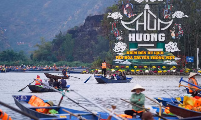 Lễ hội Chùa Hương hằng năm thu hút lượng lớn khách du lịch
