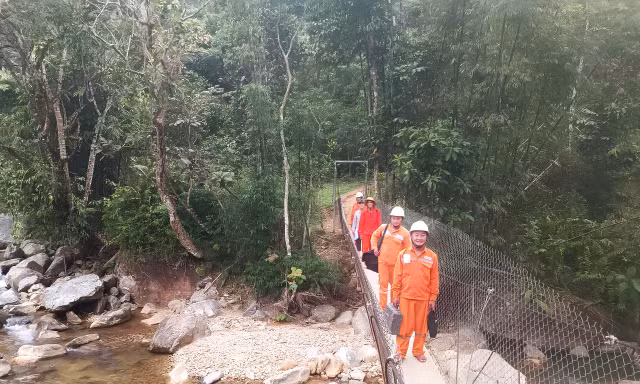 Đem ánh sáng về nóc Măng Dí giữa đại ngàn 