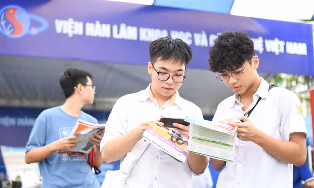  Thí sinh tìm hiểu thông tin tuyển sinh nhóm ngành khoa học công nghệ năm 2026Ảnh: DƯƠNG TRIỀU 