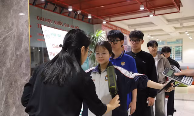 Rà soát thiết bị điện tử trước khi thí sinh vào thi trên máy tính 