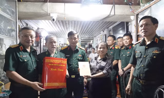 Ban Tổ chức chương trình tới thăm hỏi, động viên thương binh nặng Phạm Xuân Hải (SN 1959, ở thôn 7, xã Vị Xuyên, tỉnh Tuyên Quang)ẢNH: NGUYỄN MINH