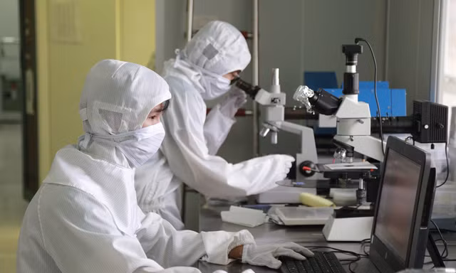 Nghiên cứu trong phòng thí nghiệm sạch của Trường ĐH Khoa học Tự nhiên, ĐH Quốc gia Hà Nội Ảnh: NTCC 