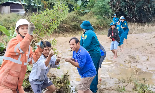 Người dân chung tay cùng các lực lượng của xã Sông Kôn khắc phục hệ thống điện sau mưa bão