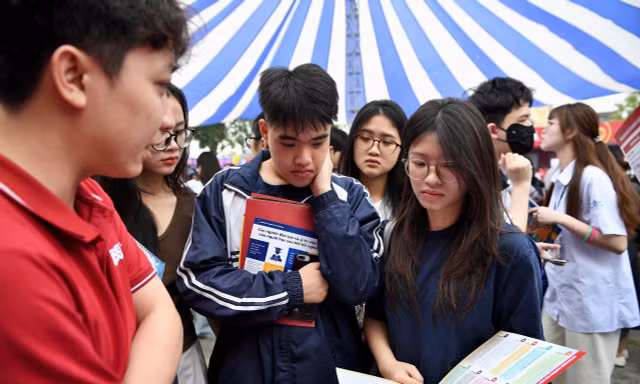 Thí sinh tìm hiểu thông tin tuyển sinh của Trường ĐH Khoa học Xã hội và Nhân văn, ĐH Quốc gia Hà Nội