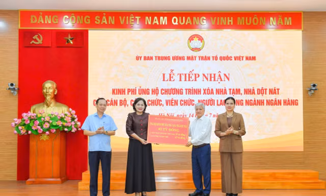 Bà Nguyễn Thị Hồng, Ủy viên Trung ương Ðảng, Thống đốc NHNN Việt Nam trao 82 tỷ đồng đóng góp của công đoàn viên, người lao động ngành ngân hàng cho ông Ðỗ Văn Chiến, Ủy viên Bộ Chính trị, Bí thư Trung ương Ðảng, Chủ tịch Ủy ban TWMTTQ Việt Nam.