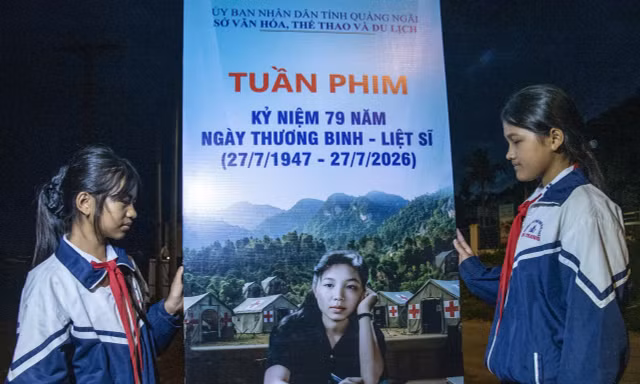 Các em học sinh dân tộc H’rê ở xã Đặng Thùy Trâm đón xem phim về bác sĩ Đặng Thùy Trâm Ảnh: Lê Văn Chương 
