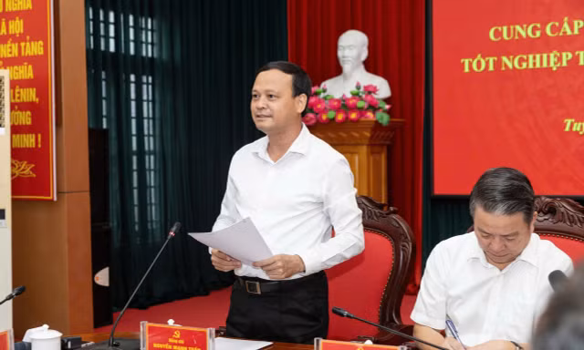 Lãnh đạo UBND tỉnh Tuyên Quang thông tin vụ việc gian lận tại điểm thi Trường THPT Chuyên Tuyên Quang Ảnh: ĐỨC ANH