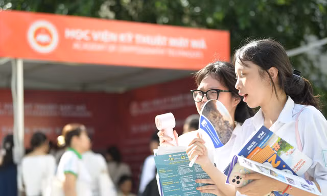 Thí sinh tìm hiểu thông tin tuyển sinh hằng năm Ảnh: DƯƠNG TRIỀU