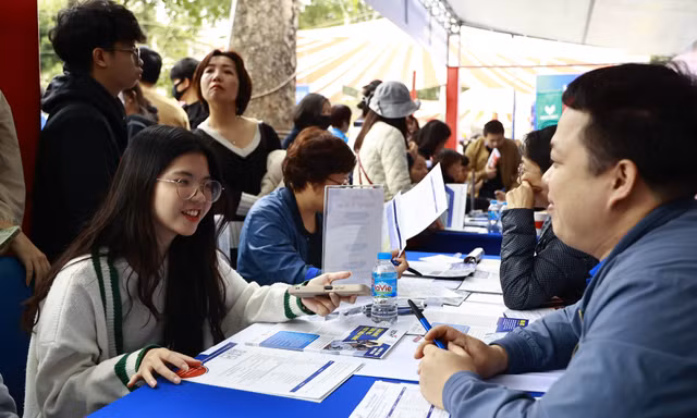Thí sinh tìm hiểu thông tin tuyển sinh năm 2025 Ảnh: NHƯ Ý