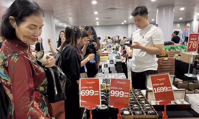 Người dân TPHCM tấp nập mua sắm sau khi hàng nghìn mặt hàng được giảm giá tới 80% nhằm kích cầu tiêu dùng ảnh: U.P