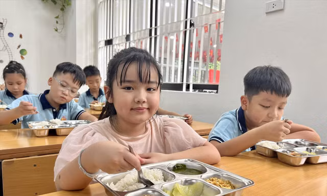 Học sinh Trường tiểu học Kim Liên (Hà Nội) ăn bữa trưa ngày 9/9ảnh: Hà Linh