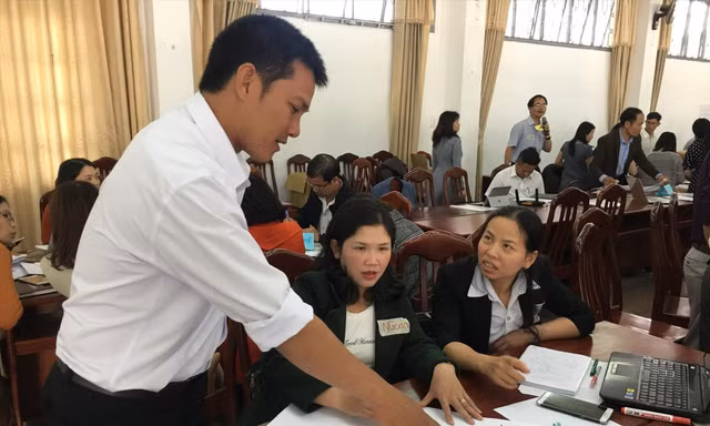 Giáo viên tập huấn chương trình giáo dục phổ thông 2018 Ảnh: NGHIÊM HUÊ