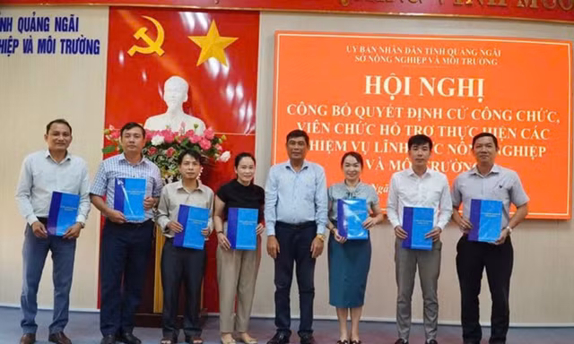 Lãnh đạo Sở NN&MT tỉnh Quảng Ngãi trao quyết định cử công chức, cán bộ về cơ sở 