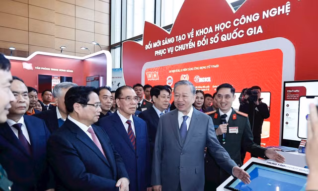 Tổng Bí thư Tô Lâm và các đại biểu tham quan các gian hàng trưng bày tại Hội nghị toàn quốc về đột phá phát triển khoa học, công nghệ, đổi mới sáng tạo và chuyển đổi số quốc gia Ảnh: Viết Thành 