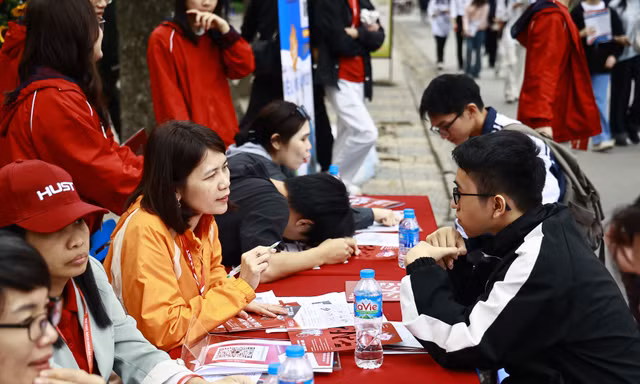 Thí sinh tìm hiểu thông tin tuyển sinh ĐH năm 2025 Ảnh: NHƯ Ý 