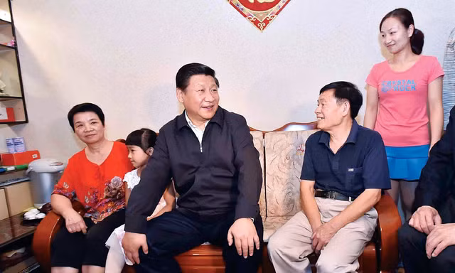 Năm 2014, Chủ tịch nước Trung Quốc Tập Cận Bình thăm một gia đình ở Phúc Kiến nơi ông làm lãnh đạo tỉnh này từ năm 1999 tới năm 2002. Trước khi trở thành lãnh đạo Trung Quốc, ông công tác tại Phúc Kiến, Chiết Giang, Thượng Hải, dù quê tỉnh Thiểm Tây, sinh ra tại Bắc KinhẢnh: Xinhua 