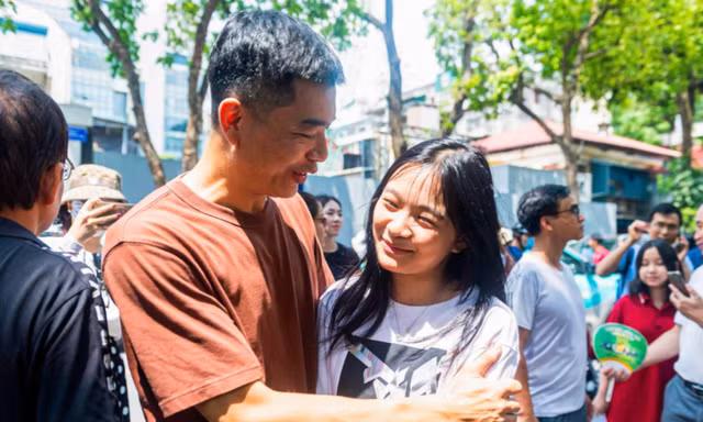 Học sinh Hà Nội nhận được sự động viên của cha mẹ sau mỗi kì thi cam go. Ảnh: ĐỨC NGUYỄN