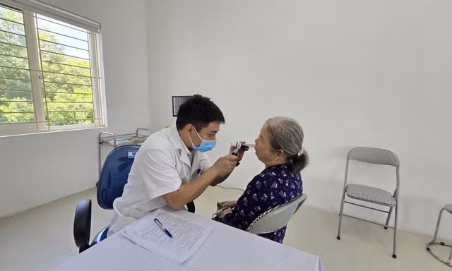 Khám sức khỏe miễn phí cho người dân ở xã Quang Minh - Hà Nội theo tinh thần Nghị quyết 72 của Bộ Chính trị. Ảnh: Thanh Hiếu