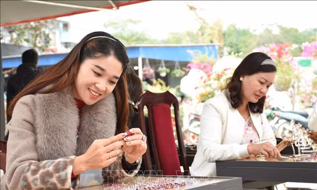 Ở trung tâm huyện Lục Yên, tỉnh Yên Bái cũ (nay là tỉnh Lào Cai) có một phiên chợ độc nhất vô nhị - bán mặt hàng duy nhất là đá quý (ảnh nhỏ: ruby Lục Yên) Ảnh: TTXVN 