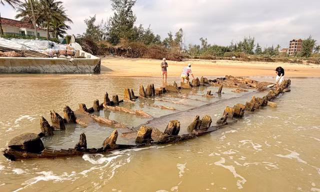 Tàu cổ trồi lên ở bãi biển Hội An sau thời gian mất dấu