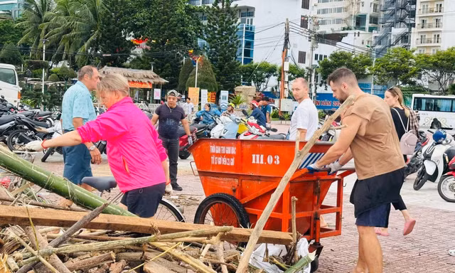 Du khách nước ngoài dọn rác ở Nha Trang Ảnh: Văn Lâm 