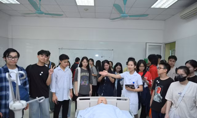 Trải nghiệm một ngày làm sinh viên Trường ĐH Y Hà Nội năm 2025 