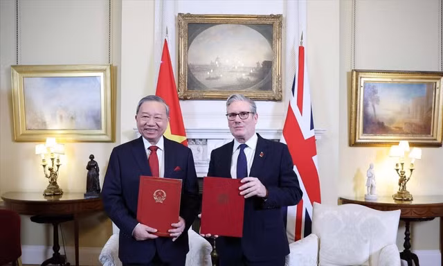 Tổng Bí thư Tô Lâm và Thủ tướng Anh Keir Starmer trao Tuyên bố chung về nâng cấp quan hệ Việt Nam - Anh lên Đối tác chiến lược toàn diện (29/10/2025)Ảnh: TTXVN