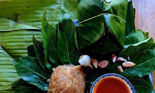 Nem nắm Chương Mỹ ăn với lá sung, quà quê ấm những ngày Đông Ảnh: Nguyễn Tuấn