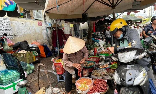 Tôm khô, lạp xưởng “ba không” được bày bán ở chợ Bàn Cờ (TPHCM)