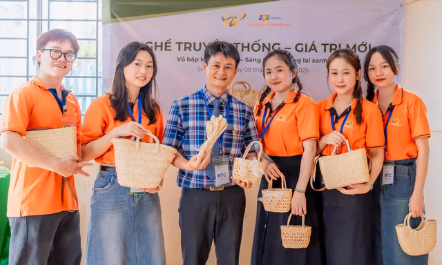 Nhóm Balabin và giảng viên bộ môn Khởi nghiệp đại học với sản phẩm sáng tạo từ vỏ bắp Ảnh: NVCC 