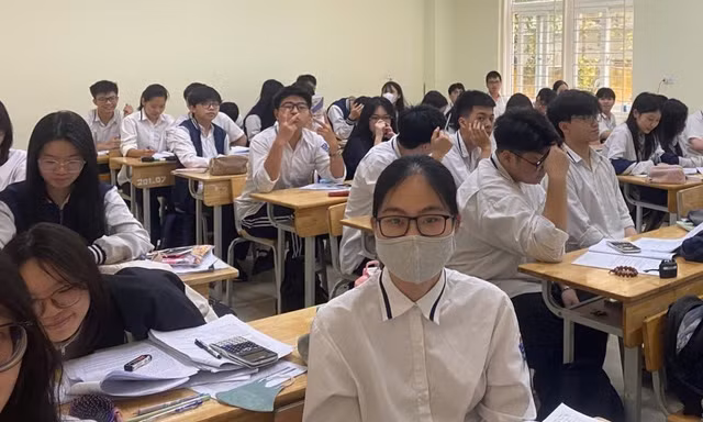 Học sinh lớp 12 Trường THPT Trần Nhân Tông, Hà Nội trong lớp học
