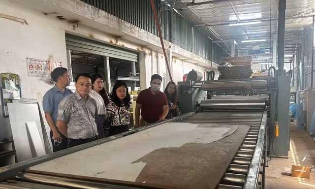 Đoàn công tác của Cục Đổi mới sáng tạo, Chuyển đổi xanh và Khuyến công kiểm tra Đề án “Hỗ trợ ứng dụng dây chuyền công nghệ vào sản xuất phủ bề mặt acrylic lên tấm nhựa than tre và tấm gỗ công nghiệp” tại Công ty TNHH Sản xuất - Thương mại Xuất nhập khẩu PROY, phường Đồng Sơn, tỉnh Quảng Trị