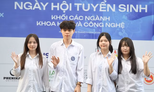 Học sinh hào hứng tham gia Ngày hội tuyển sinh khối các ngành Khoa học và Công nghệ lần thứ nhất ảnh: Dương Triều 
