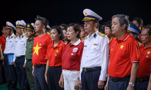 Anh Nguyễn Tường Lâm, Bí thư Trung ương Đoàn, Chủ tịch Hội Liên hiệp Thanh niên Việt Nam và các đại biểu dự lễ tưởng niệm các liệt sĩ hy sinh tại vùng biển Cô Lin - Len Đao - Gạc MaẢnh: Nguyễn Thành 