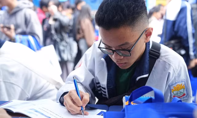 Thí sinh tìm hiểu thông tin tuyển sinh đại học năm 2026 Ảnh: DUY PHẠM